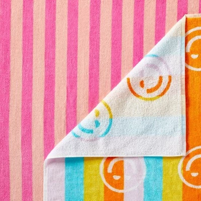 2pk Smiles Beach Towels Pink - Sun Squad™ 3 2pk Smiles Beach Towels Pink - Sun Squad™ - Image 3